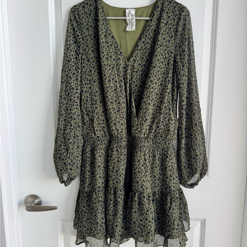 Sadie & Sage Green Patterned Long Sleeve Surplice Dress